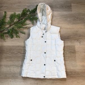 GAP Women’s quilted vest with hood.